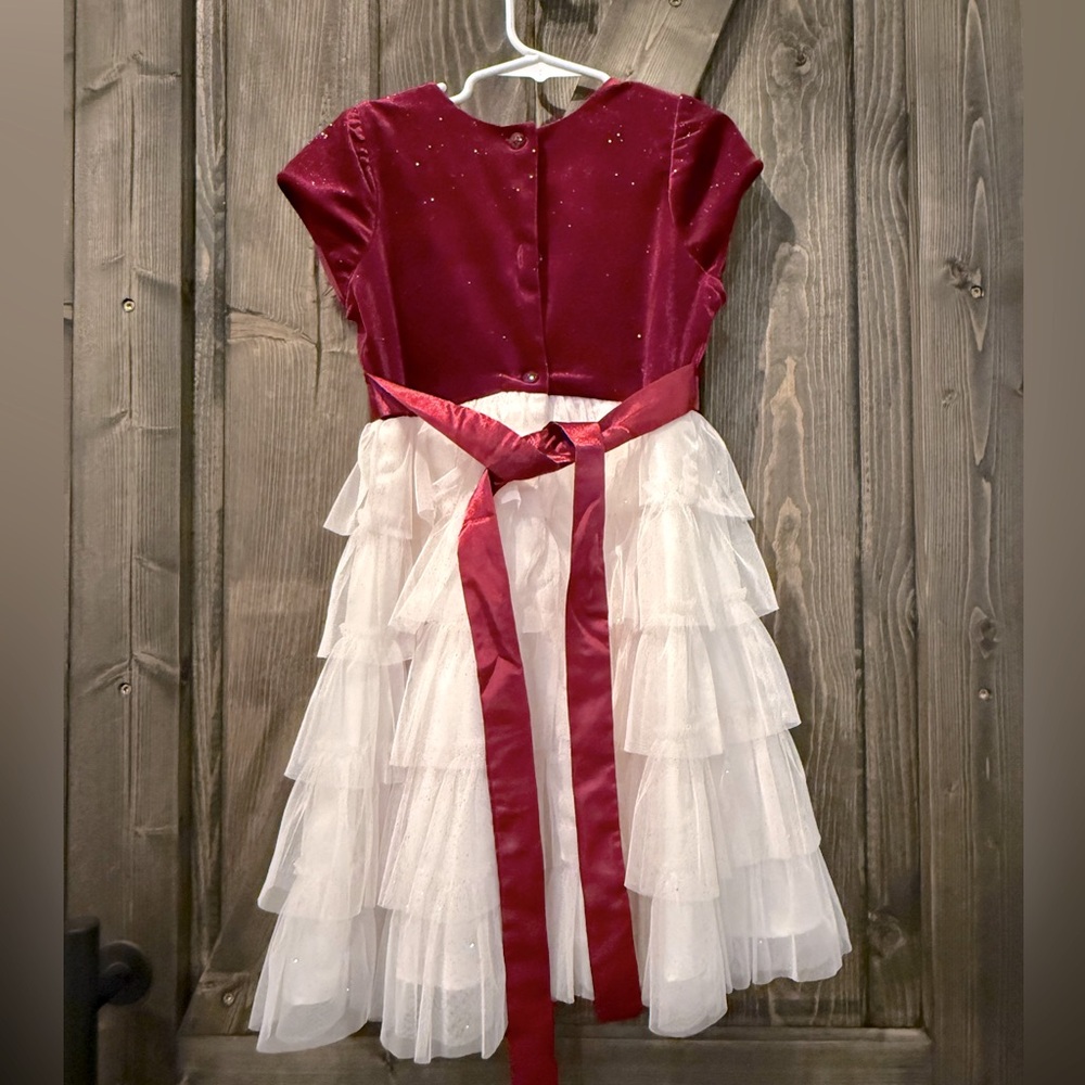 Beautiful dress, perfect for Christmas!